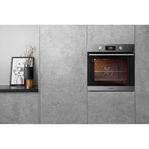 Hotpoint Single Oven in a housing